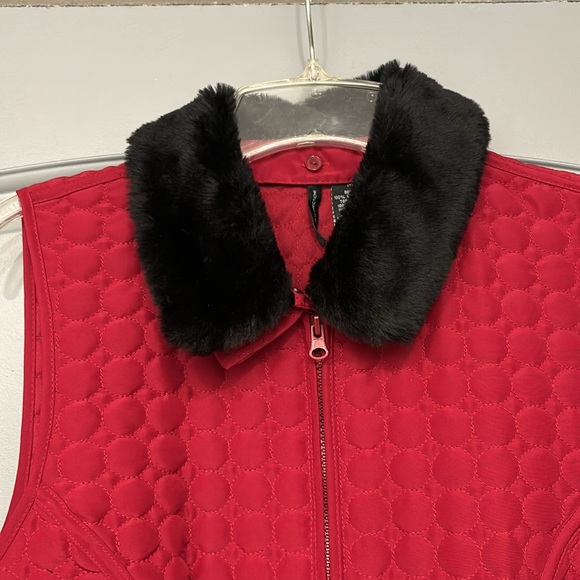 New Directions Red zip up Vest w/removable Black fur collar. - Picture 2 of 4
